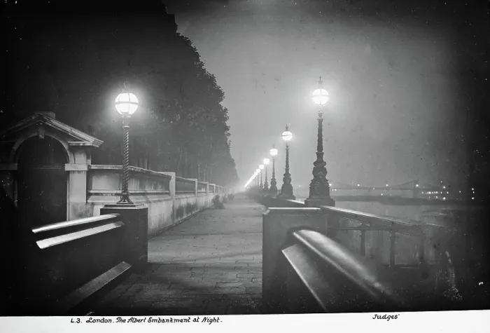 Framed Print : The Albert Embankment at Night Framed Print : The Albert Embankment at Night