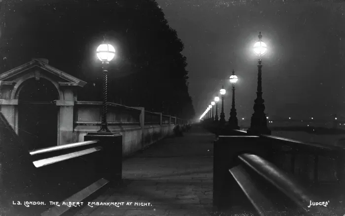 Framed Print : The Albert Embankment at Night Framed Print : The Albert Embankment at Night