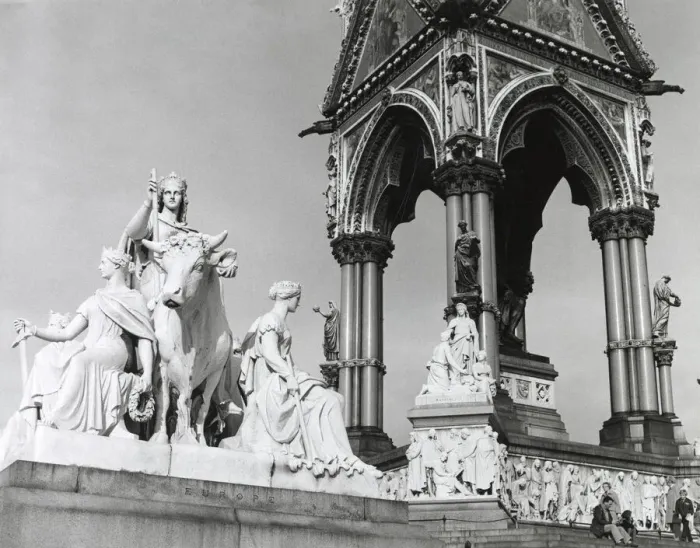 Framed Print : The Albert Memorial, designed by George Gilbert Scott, showing the sculptures Framed Print : The Albert Memorial, designed by George Gilbert Scott, showing the sculptures