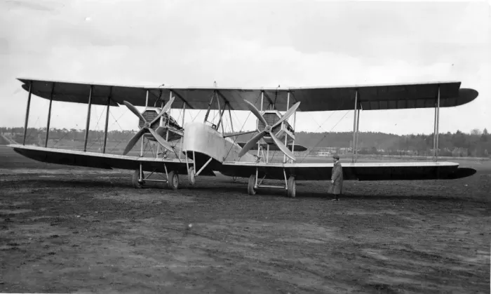 Framed Print : Alcock and Browns Vickers Vimy Framed Print : Alcock and Browns Vickers Vimy