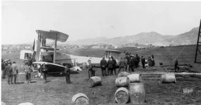 Framed Print : Alcock and Browns Vickers Vimy at Quidi Vidi Airfield Framed Print : Alcock and Browns Vickers Vimy at Quidi Vidi Airfield