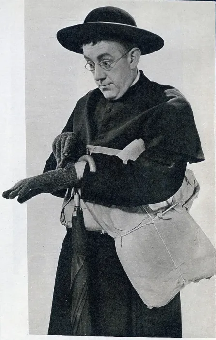 Framed Print : Alec Guinness (1914 - 2000) portraying G. K. Chesterton's sleuth Father Brown in the 1954 film of the same name. In the United States the film was marketed under the title The Detective'. Date: 1954 Framed Print : Alec Guinness (1914 - 2000) portraying G. K. Chesterton's sleuth Father Brown in the 1954 film of the same name. In the United States the film was marketed under the title The Detective'. Date: 1954