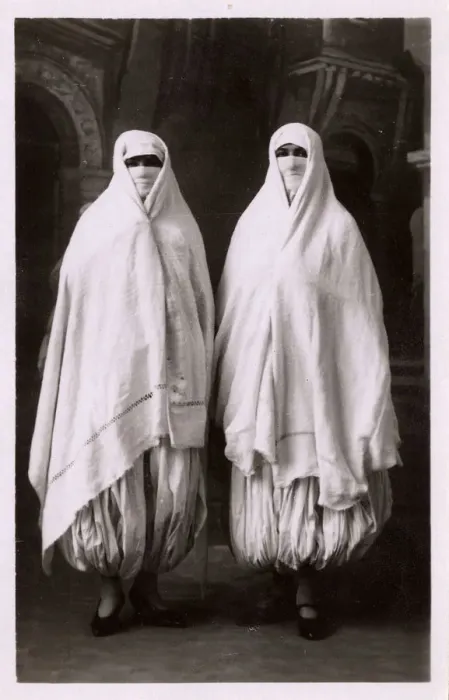 Framed Print : Algeria - Two Moorish women in traditional costume Framed Print : Algeria - Two Moorish women in traditional costume