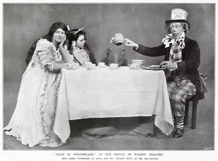 Framed Print : Alice in Wonderland Mad Hatters tea party starring Marie Studholme as Alice and Stanley Brett as the Mad Hatter at The Prince of Wales Theatre, West End, London. Date: 1907