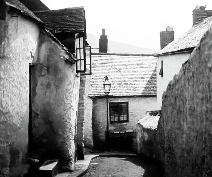 Framed Print : An alley in Ilfracome, Devon, early 1900s Framed Print : An alley in Ilfracome, Devon, early 1900s
