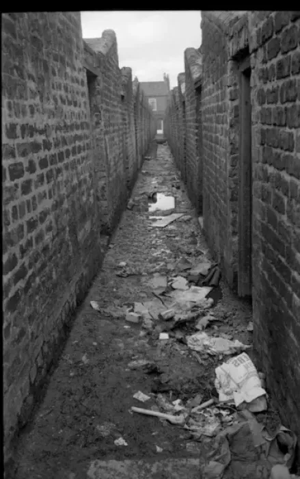Framed Print : Back alley between slums, Belfast, Northern Ireland Framed Print : Back alley between slums, Belfast, Northern Ireland