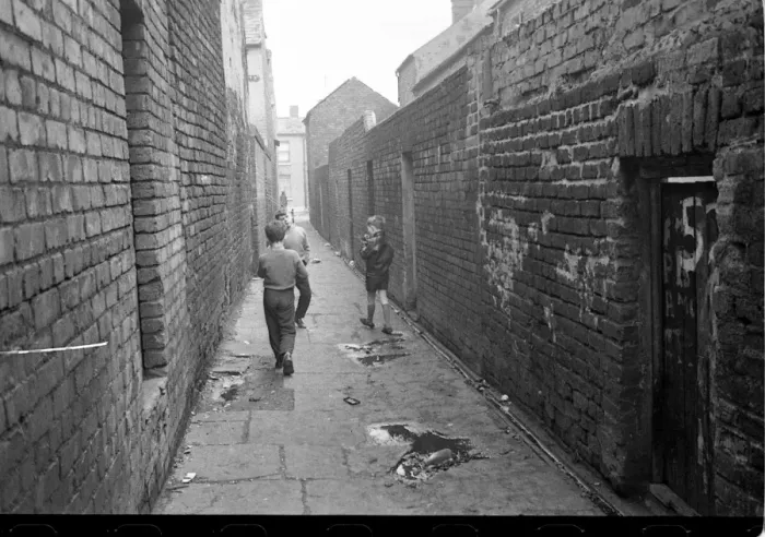 Framed Print : Back alley between slums, Belfast, Northern Ireland Framed Print : Back alley between slums, Belfast, Northern Ireland