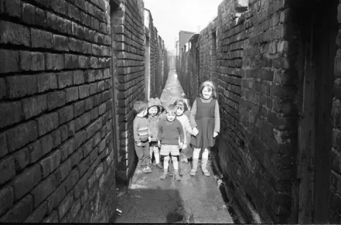 Framed Print : Back alley between slums, Belfast, Northern Ireland Framed Print : Back alley between slums, Belfast, Northern Ireland