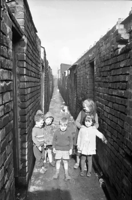 Framed Print : Back alley between slums, Belfast, Northern Ireland Framed Print : Back alley between slums, Belfast, Northern Ireland