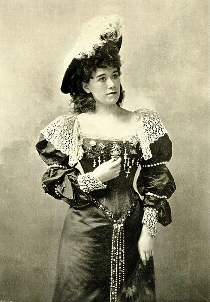 Alma Steele as La Gloria in La Cigale