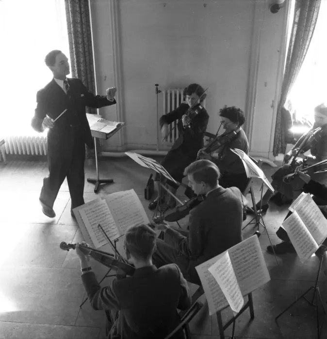 Framed Print : Amateur musicians at Missenden Abbey Framed Print : Amateur musicians at Missenden Abbey