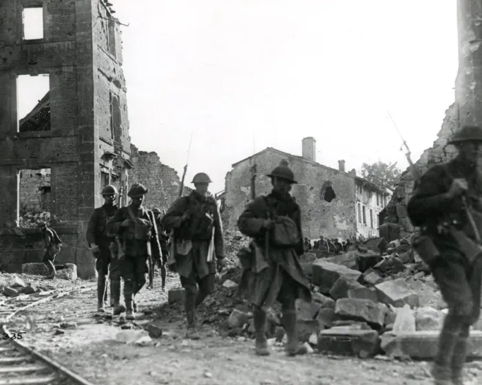 Framed Print : American infantry at Varennes-en-Argonne, France, WW1 Framed Print : American infantry at Varennes-en-Argonne, France, WW1