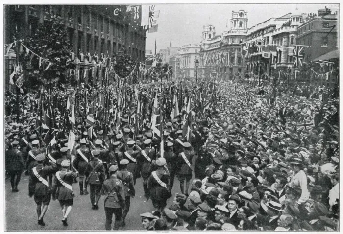Framed Print : American soldiers march through London to celebrate victory in the Great War on Peace Day Framed Print : American soldiers march through London to celebrate victory in the Great War on Peace Day