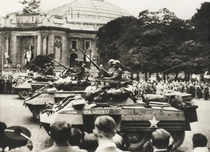 Framed Print : American Tanks in front of the Grand Palais Framed Print : American Tanks in front of the Grand Palais