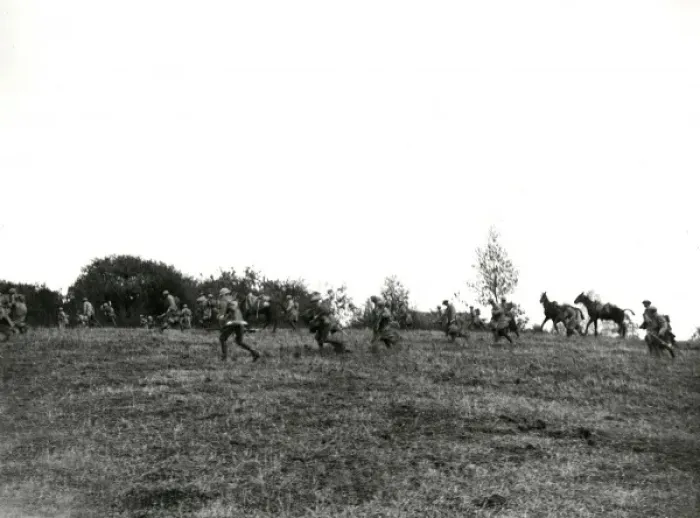 Framed Print : American troops, 2nd Battle of Cambrai, France, WW1 Framed Print : American troops, 2nd Battle of Cambrai, France, WW1