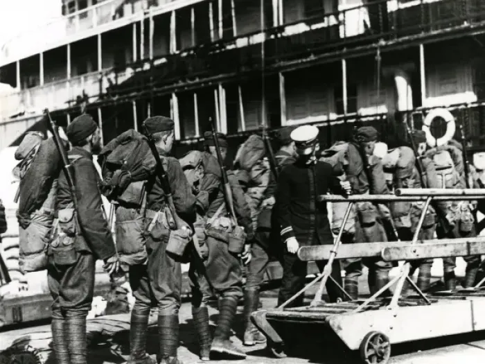 Framed Print : American troops boarding USS Charles, Southampton, WW1 Framed Print : American troops boarding USS Charles, Southampton, WW1