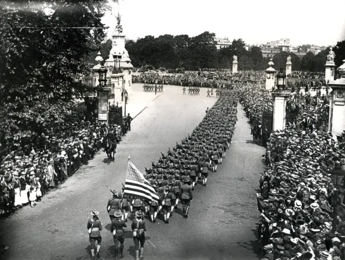 Framed Print : American troops marching through London, WW1 Framed Print : American troops marching through London, WW1