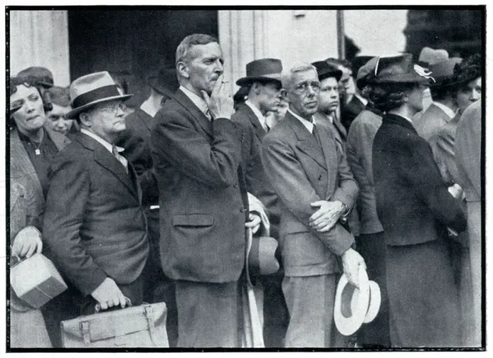 Framed Print : Americans queuing to try and leave Britain, September 1939 Framed Print : Americans queuing to try and leave Britain, September 1939