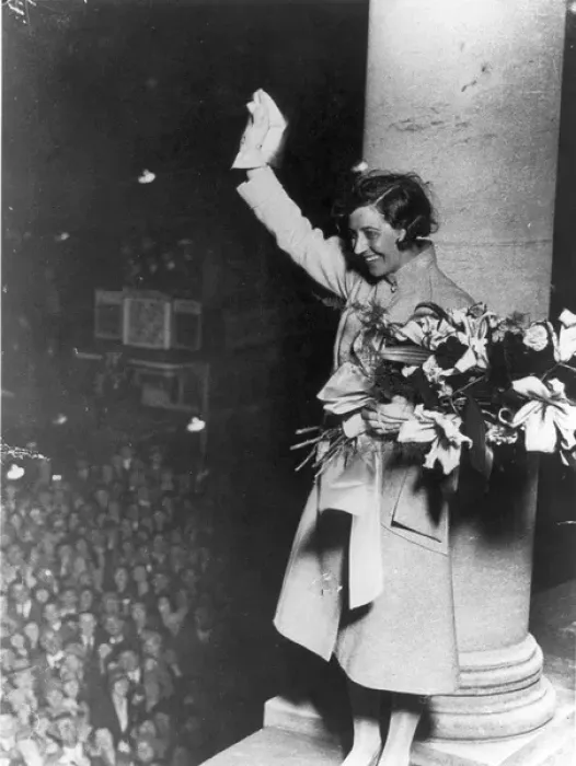 Framed Print : Amy Johnson greets the crowds from Grosvenor House Framed Print : Amy Johnson greets the crowds from Grosvenor House