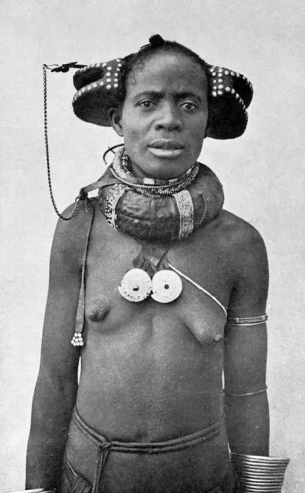 Framed Print : Angola - Woman with extraordinary jewellery Framed Print : Angola - Woman with extraordinary jewellery