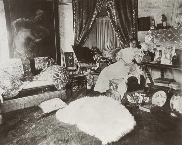 Anna Eva Fay (4). American stage medium in her home Date: circa 1855 - 1927