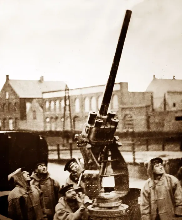 Framed Print : Anti aircraft gun protecting London during WW1 Framed Print : Anti aircraft gun protecting London during WW1