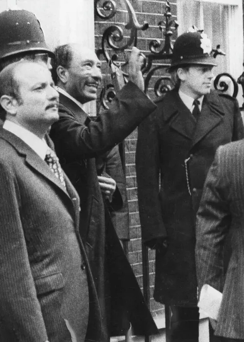 Framed Print : Anwar Sadat, Egyptian President, on a visit to London Framed Print : Anwar Sadat, Egyptian President, on a visit to London