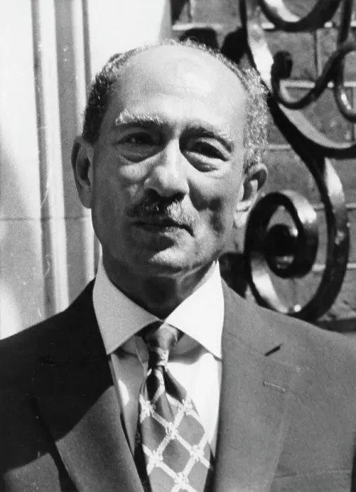 Framed Print : Anwar Sadat, Egyptian President, on a visit to London Framed Print : Anwar Sadat, Egyptian President, on a visit to London