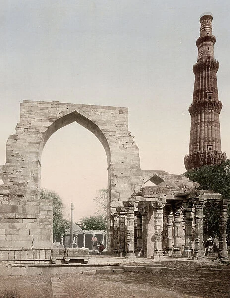 Arch and Kutub Minar column, Delhi, India