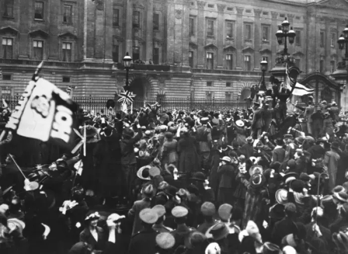 Framed Print : Armistice Day crowd outside Buckingham Palace, 1918 Framed Print : Armistice Day crowd outside Buckingham Palace, 1918