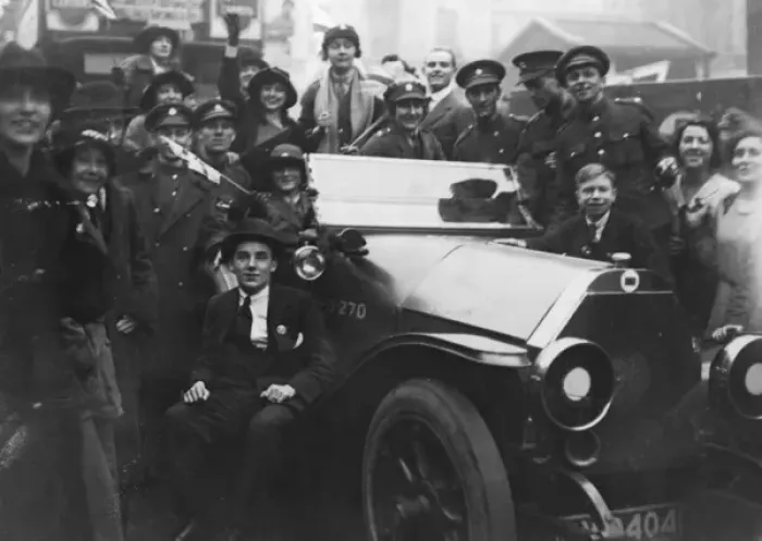 Framed Print : Armistice Day happy crowd 11th November 1918 Framed Print : Armistice Day happy crowd 11th November 1918