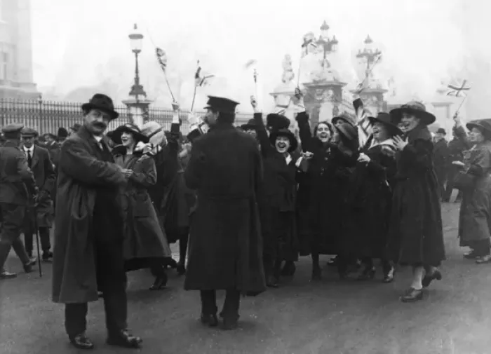 Framed Print : Armistice Day in London 1918 Framed Print : Armistice Day in London 1918