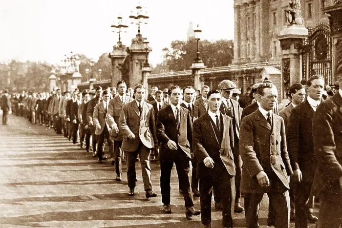 Framed Print : Army recruits outside Buckingham Palace, WW1 Framed Print : Army recruits outside Buckingham Palace, WW1