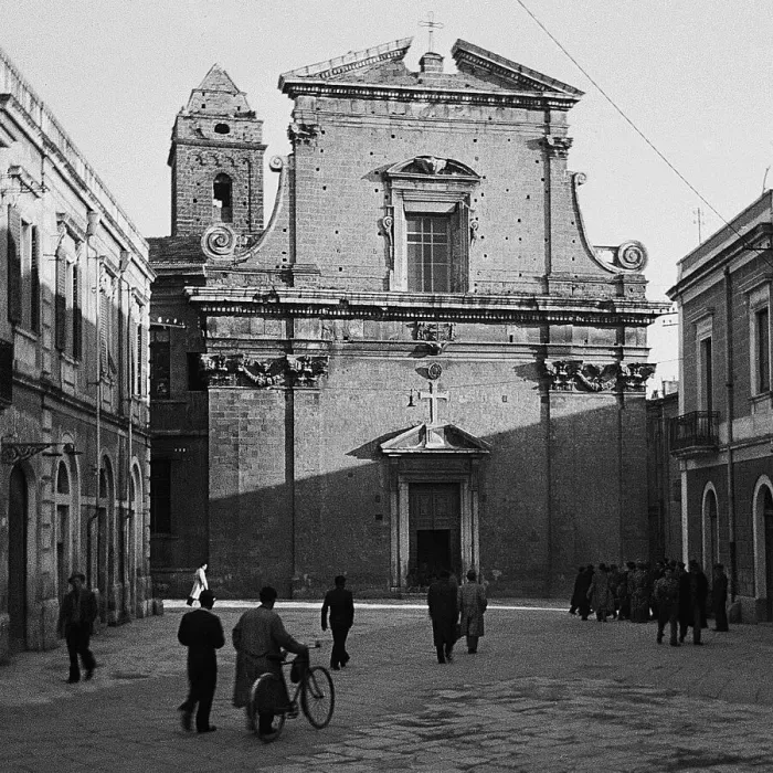 Framed Print : Arriving for church service in Brindisi, Italy Framed Print : Arriving for church service in Brindisi, Italy