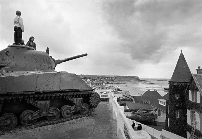 Framed Print : Arromanches-les-Bains, Normandy, France Framed Print : Arromanches-les-Bains, Normandy, France