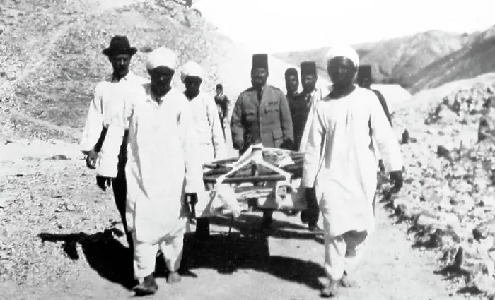 Framed Print : Artifacts being removed from the tomb of Tutankhamen