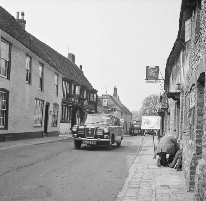 : Artist at work in Alfriston, East Sussex : Artist at work in Alfriston, East Sussex