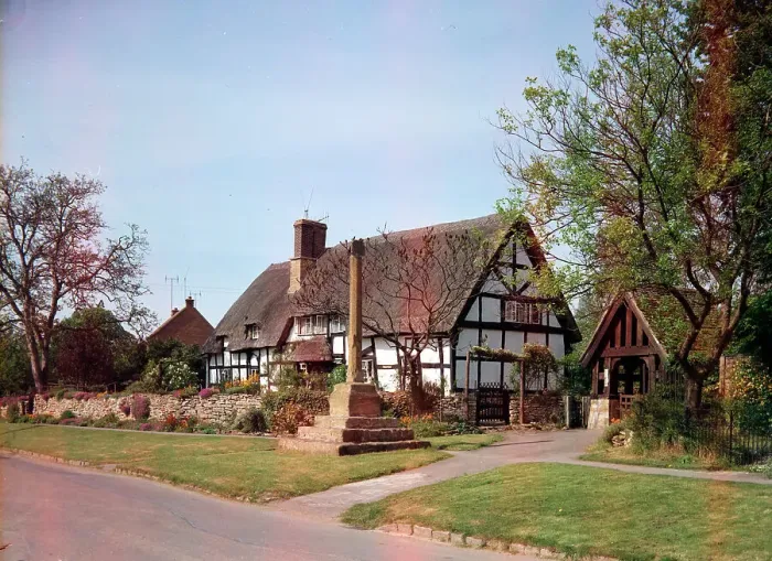 Framed Print : Ashton under Hill - Thatched cottages Framed Print : Ashton under Hill - Thatched cottages