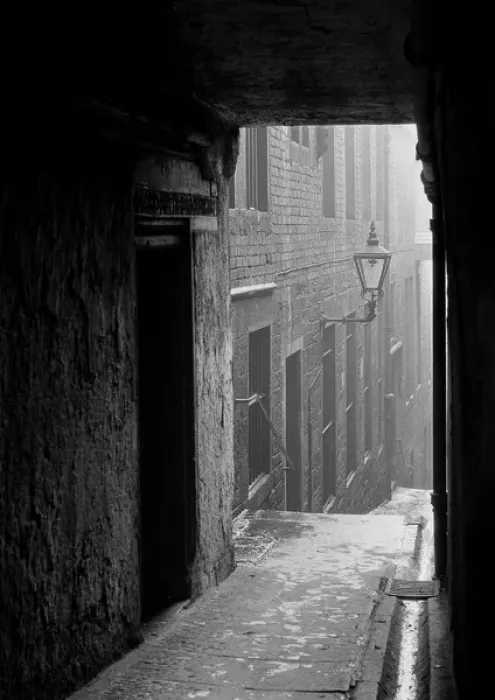 Framed Print : Atmospheric view of an Edinburgh street, Scotland Framed Print : Atmospheric view of an Edinburgh street, Scotland