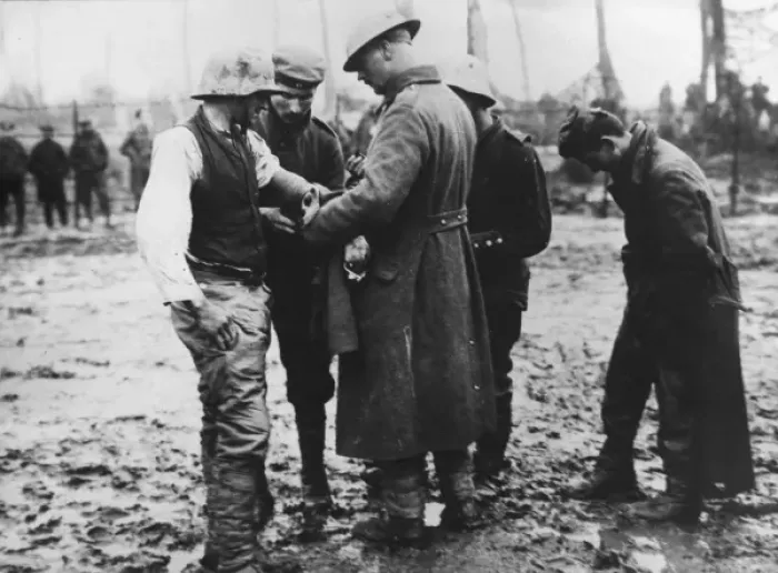 Framed Print : Attending to wounded German prisoner, WW1 Framed Print : Attending to wounded German prisoner, WW1