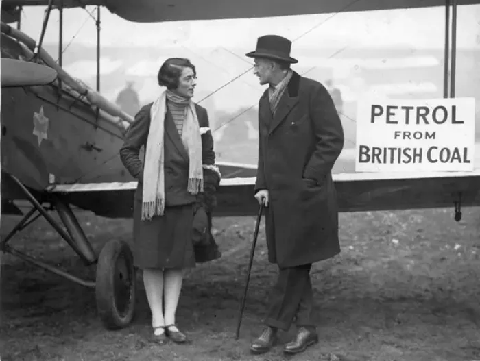 Framed Print : Aviatrix Miss Spooner talking with Lord Thompson Framed Print : Aviatrix Miss Spooner talking with Lord Thompson