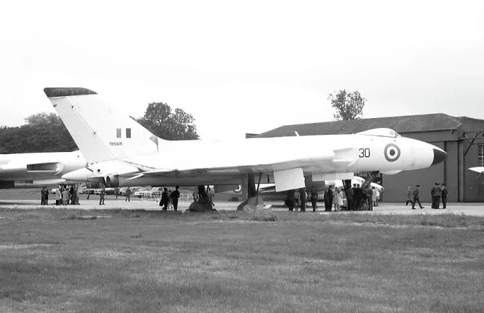Framed Print : Avro Vulcan B.1 7856M - XA8927 - 30 Framed Print : Avro Vulcan B.1 7856M - XA8927 - 30
