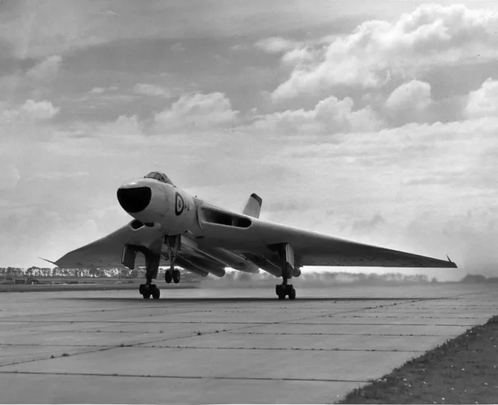 Framed Print : Avro Vulcan B1 takes-off Framed Print : Avro Vulcan B1 takes-off