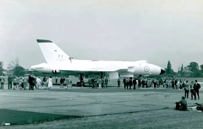 Framed Print : Avro Vulcan B.2 XJ824 Framed Print : Avro Vulcan B.2 XJ824