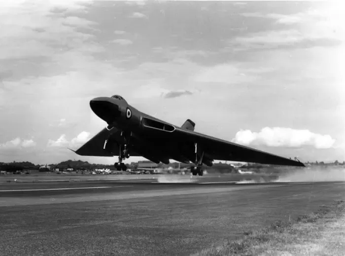 Framed Print : Avro Vulcan landing at the 1955 SBAC show at Farnborough Framed Print : Avro Vulcan landing at the 1955 SBAC show at Farnborough
