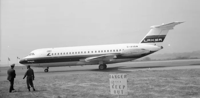Framed Print : BAC One-Eleven 320L AZ - G-AVBW Framed Print : BAC One-Eleven 320L AZ - G-AVBW