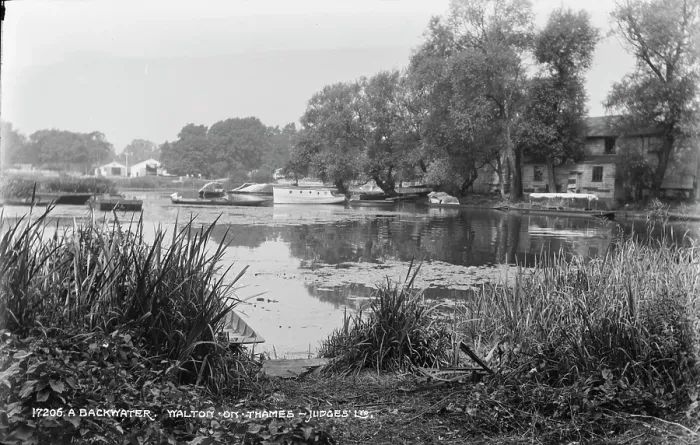 Framed Print : A Backwater Scene in Yalton on Thames Framed Print : A Backwater Scene in Yalton on Thames