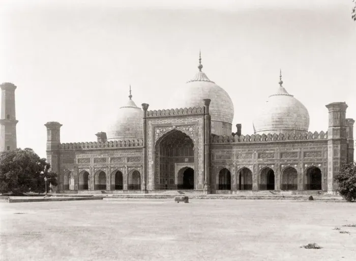 Framed Print : Badshahi Mosque, Lahore, India, (Pakistan) c. 1890 Framed Print : Badshahi Mosque, Lahore, India, (Pakistan) c. 1890