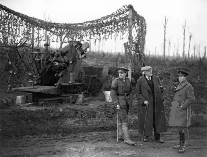 Framed Print : Balfour visiting Howitzer 1916 Framed Print : Balfour visiting Howitzer 1916