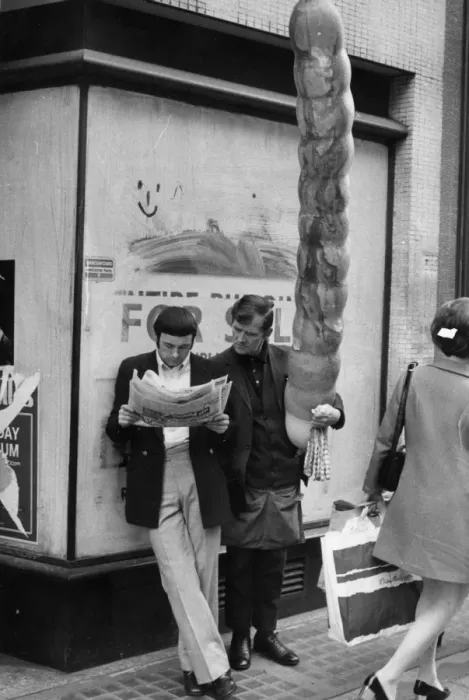 Framed Print : Balloon Seller / 1971 Framed Print : Balloon Seller / 1971